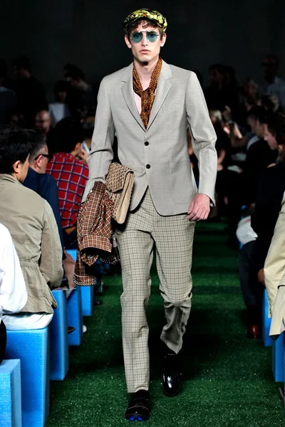 Look 19